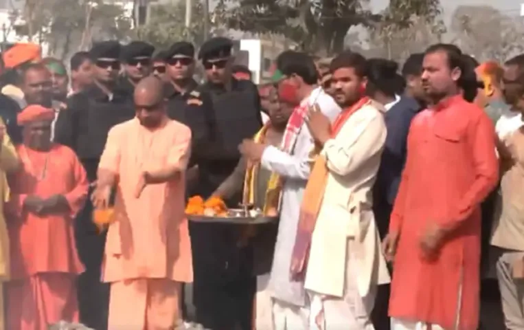 Holi 2025: CM योगी ने गोरखनाथ मंदिर में पूजा-अर्चना कर होली मनाई, बछड़ों-गायों को लगाया गुलाल, बत्तखों को डाला दाना