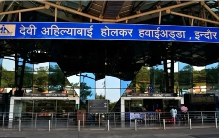 Indore News: इंदौर एयरपोर्ट पर फर्जी टिकट लेकर पहुंची महिला, पीएनआर चेक किया तो हुआ खुलासा, पुलिस जांच में जुटी