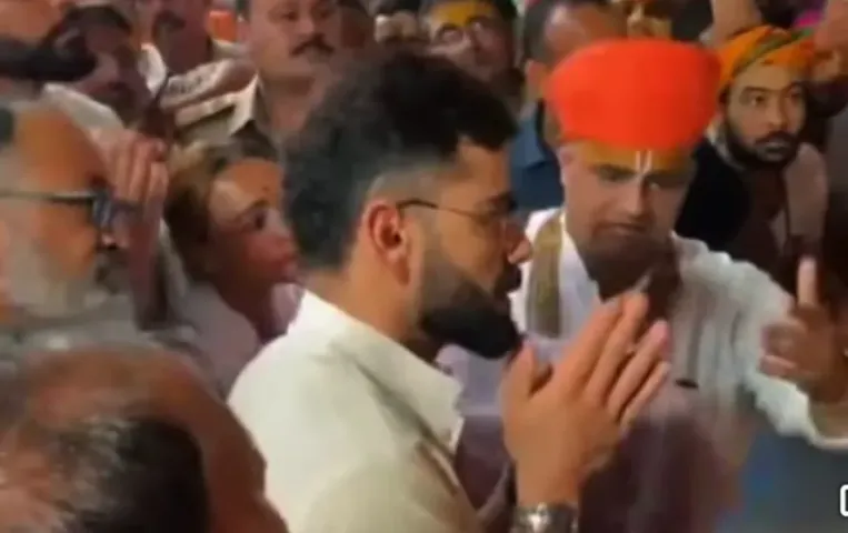 Virat Kohli reached Ramnagari: पत्नी अनुष्का के साथ अयोध्या पहुंचे विराट- अनुष्का  हनुमान गढ़ी में भी लिया आशीर्वाद