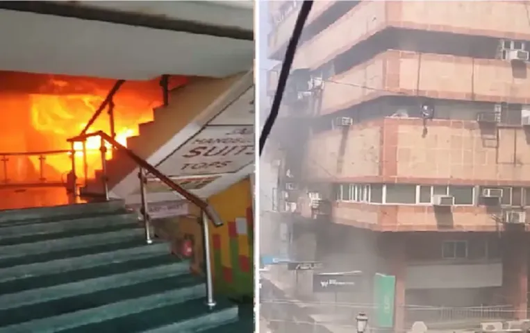 Noida Fire: नोयडा के सेक्टर 18 में एक शॉपिंग कॉम्पलेक्स में लगी भीषण आग, जान बचाने के लिए लोग ऊपर से कूदे