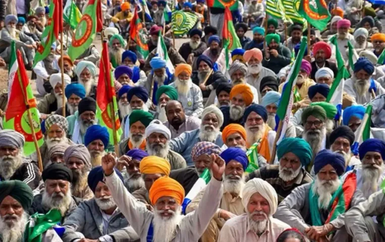Kisan Andolan: बैरिकेड पर चढ़े किसान तो पुलिस ने दागे आंसू गैस के गोले, अंबाला में इंटरनेट बंद