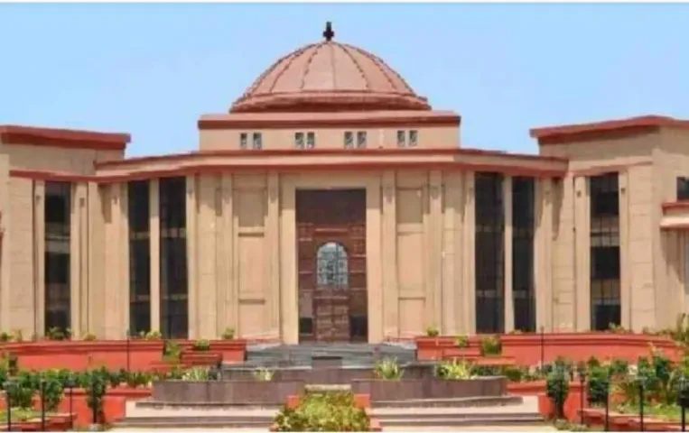 CG News: स्कूल हादसे में 3 साल की मासूम की मौत पर हाईकोर्ट का बड़ा फैसला, परिवार को 2 लाख मुआवजा देने का आदेश