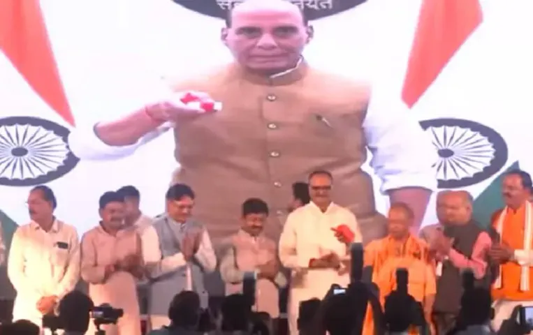 Brahmos missile: लखनऊ में ब्रह्मोस मिसाइल यूनिट का उद्घाटन, राजनाथ सिंह और सीएम योगी रहे मौजूद