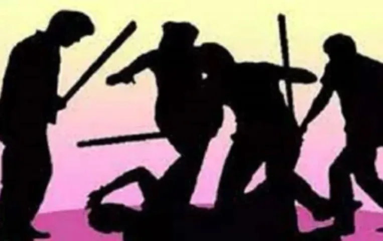 शिवपुरी में जमीन कब्जे को लेकर दो पक्षों में विवाद, महिलाओं ने एक-दूसरे पर बरसाई लाठियां, 6 लोग घायल