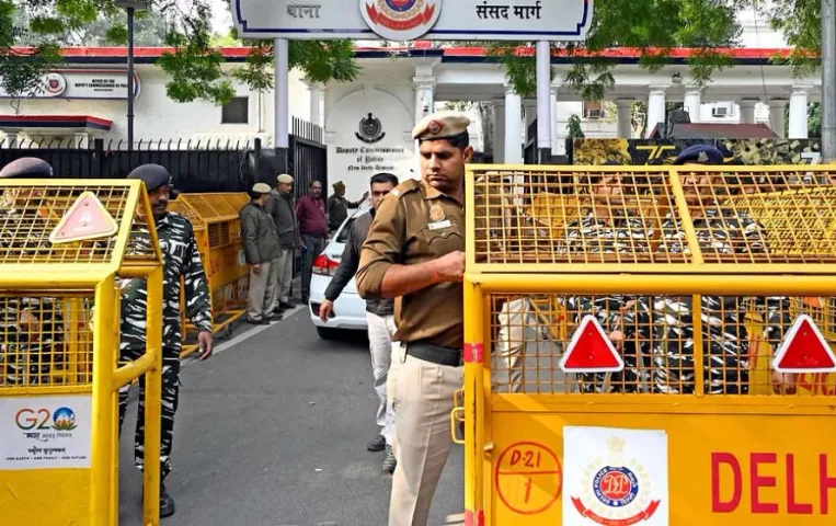 दिल्ली ब्लास्ट: दिल्ली के प्रशांत विहार में सीआरपीएफ स्कूल के पास हुआ बम धमाक, इलाके में दहशत