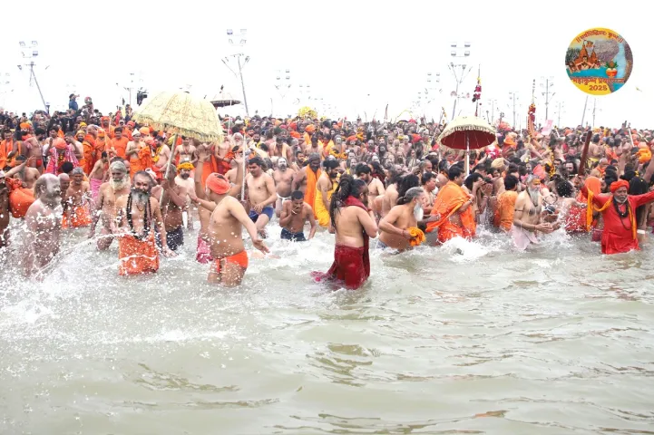 Mahakumbh Live Update: आस्था का महाकुंभ, मौनी अमावस्या से पहले उमड़ा भारी जन सैलाब, DM ने लोगों से की ये अपील