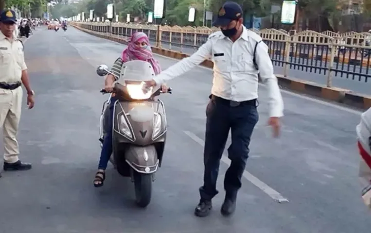MP Traffic Fines and Rules 2025: भोपाल-इंदौर में ट्रैफिक नियम तोड़ने पर कितना लगेगा जुर्माना, यहां जानिए पूरी डिटेल्स