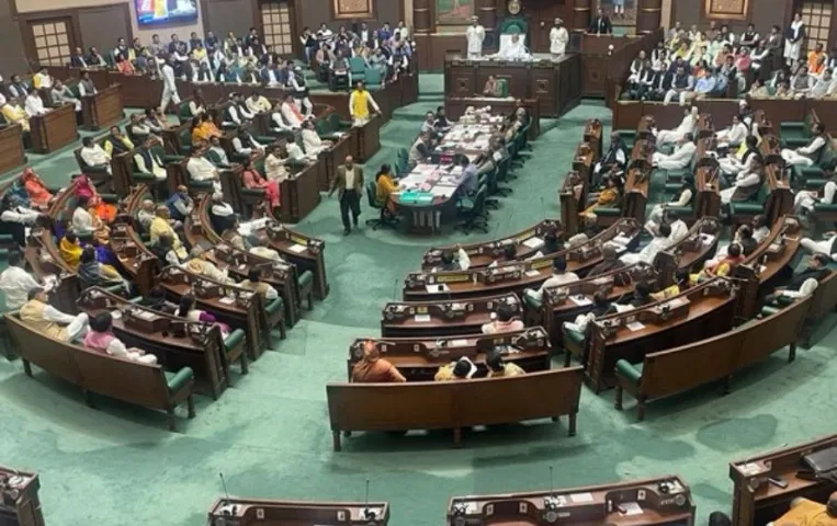 MP Assembly Session 2024: विधानसभा शीतकालीन सत्र का आज दूसरा दिन, हाथ में कटोरा लेकर विधानसभा पहुंचे कांग्रेस विधायक