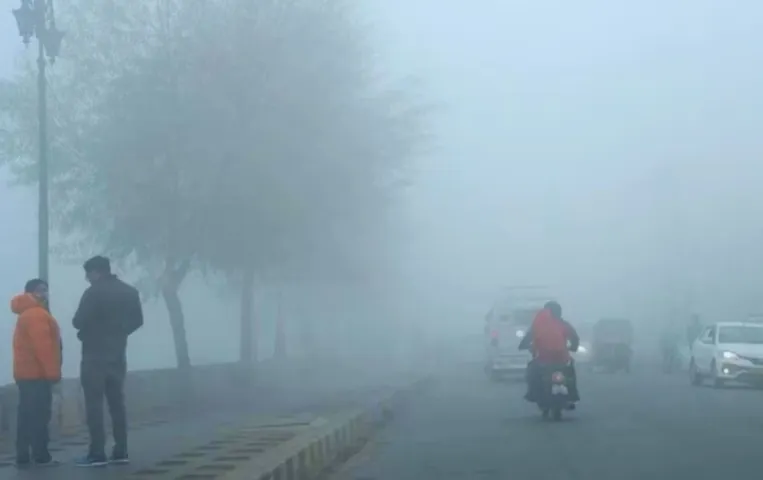 Aaj Ka Mausam: दिल्ली में मौसम ने बदली करवट, यूपी में ठंड से राहत, MP-CG में जारी है ठंड का सितम