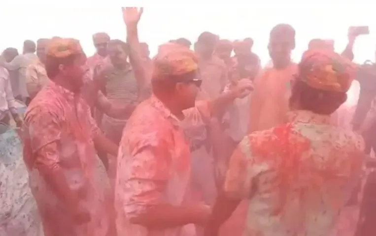 Bhopal Police Holi Celebration: होली के रंग में सराबोर हुई भोपाल पुलिस, जवानों और अधिकारियों ने मनाया उत्सव