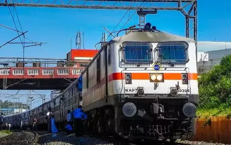Railway News: महाकुंभ के चलते 28 जनवरी से 4 फरवरी तक 20 ट्रेनें बदले रूट से चलेंगी, यात्रा करने से पहले लिस्ट देखें
