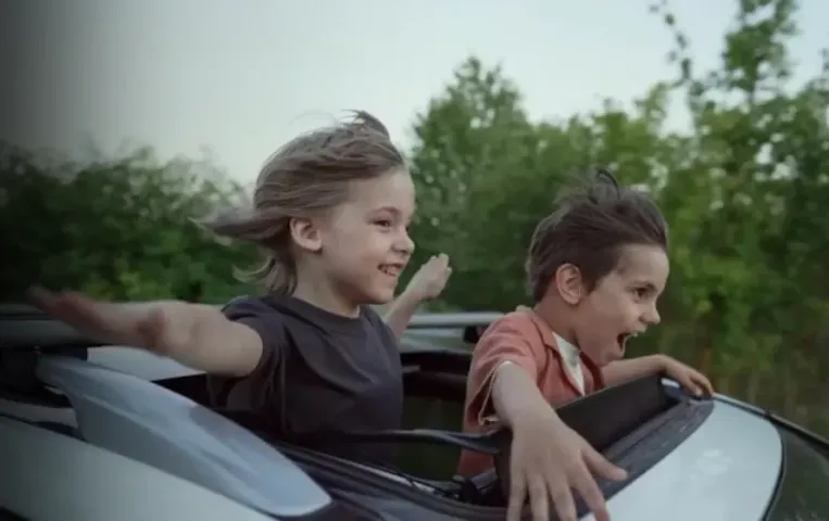 Sunroof Disadvantages: सावधान! सनरूफ बन सकता है जानलेवा, बच्चों के साथ न करें ये गलती