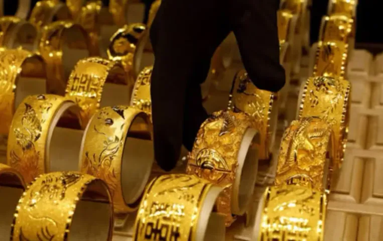 Gold Price Today: सोने के दाम में आई गिरावट, जानें आज कितना सस्ता हुआ सोना