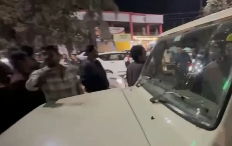 शहडोल में पुलिस पर पथराव: गोलीकांड के आरोपियों की तलाश में गई थी टीम, महिला कॉन्स्टेबल समेत कई पुलिसकर्मी घायल