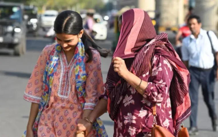 UP Weather: यूपी में भीषण गर्मी का दौर शुरू,14 से लू की चेतावनी, 15 से अधिक जिलों में पारा 45 डिग्री के पार