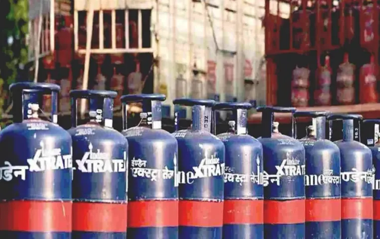 LPG cylinder price: LPG कमर्शियल सिलेंडर 51 रू हुआ सस्ता, घरेलू सिलेंडर के दामों में कोई कटौती नहीं