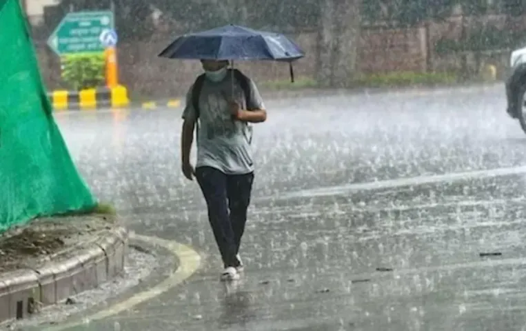 UP Weather Update: उत्तर प्रदेश में बदला मौसम का मिजाज, अब लोगों को मिलेगी लू से राहत, 65 जिलों में बारिश का अलर्ट