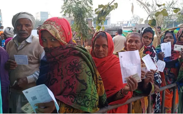 Milkipur Bypoll 2025: कड़ी सुरक्षा के बीच मिल्कीपुर में मतदान जारी, सपा ने कई बूथों पर लगाया ईवीएम खराब होने का आरोप