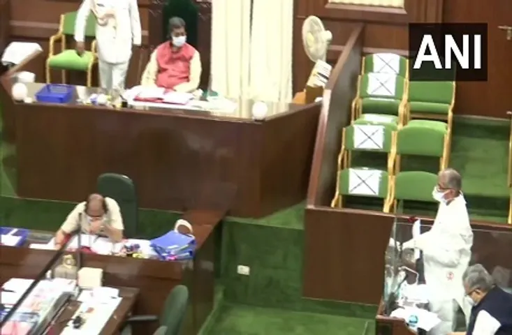 कोरोना का डर: सदन में मास्क और शील्ड लगाकर पहुंचे विधायक