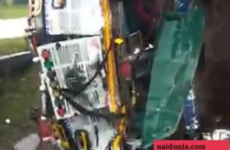 शाजापुर सड़क हादसा: तीन की मौत, दो की हालत गंभीर