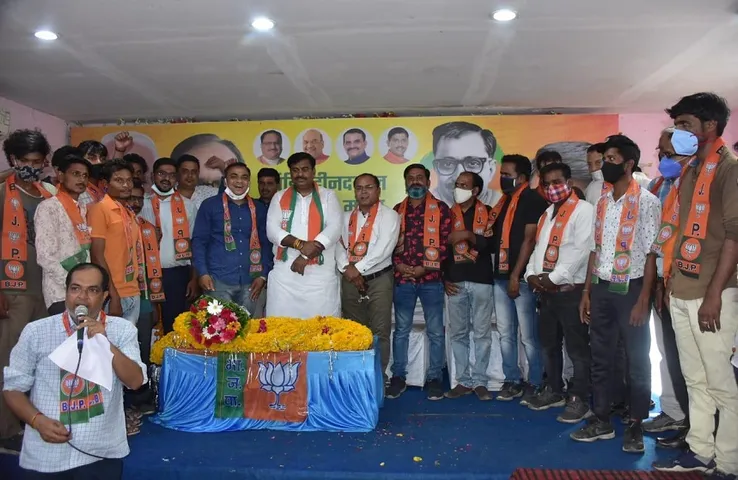 मंडल अध्यक्ष समेत 30 कांग्रेस कार्यकर्ताओं को भाजपा विधायक ने दिलाई बीजेपी की सदस्यता