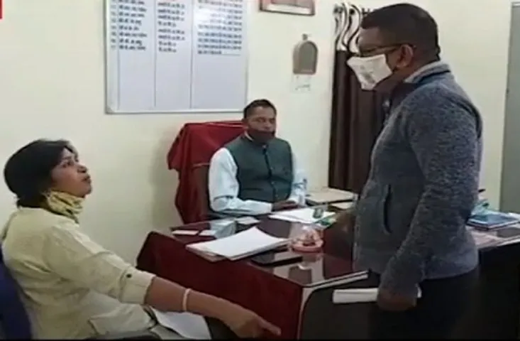 DEO से अभद्रता, गुस्से में मर्यादा भूले असिस्टेंट BEO, वीडियो वायरल