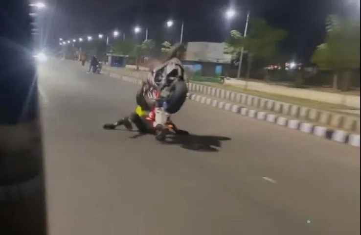 Bike Stunt: स्मार्ट रोड के पास बाइक से स्टंट करने वाले युवक युवती के खिलाफ मामला हुआ दर्ज