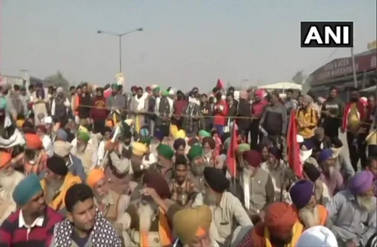 SC का बड़ा फैसला, तीनों कृषि कानूनों के अमल पर लगाई रोक, 4 सदस्यों की कमेटी भी बनाई