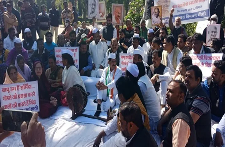 MLA Arif Masood : गांधी प्रतिमा के सामने उपवास पर बैठे कांग्रेस विधायक