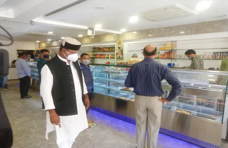 Minister Vishvas Sarang : दुकानों में अनलॉक की व्यवस्थाओं का चिकित्सा मंत्री ने लिया जायज़ा, कोरोना गाइडलाइन के पालन करने का किया आग्रह