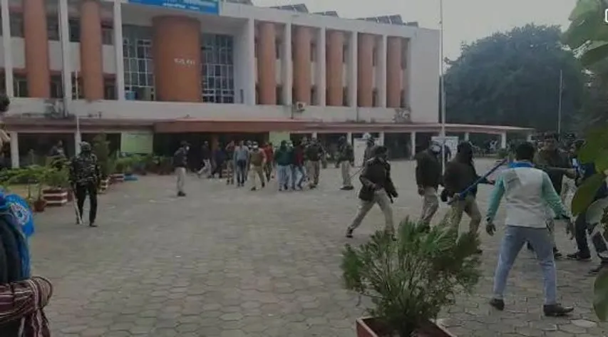 NSUI Ladi Charge : ऑनलाइन एग्जाम करवाने की NSUI कर र​हे थे मांग, पुलिस पर लाठी चार्ज का आरोप