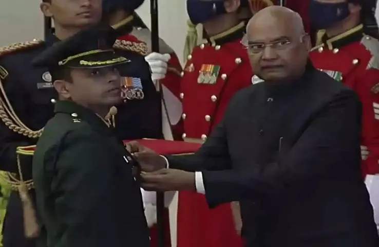 Gallantry Awards 2021: सैनिक स्कूल के पूर्व छात्र मेजर महेशकुमार भूरे 'शौर्य चक्र' से सम्मानित, राष्ट्रपति ने प्रदान किया पुरस्कार