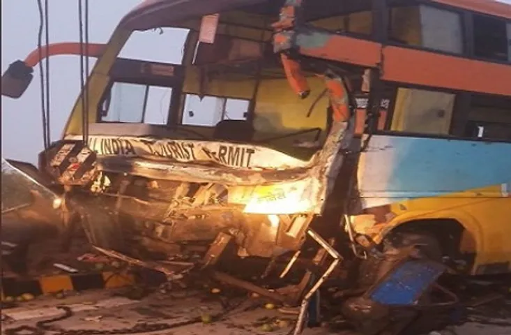 Mathura Road Accident: कोहरे के कारण यमुना एक्सप्रेस-वे पर भीषण सड़क हादसा, एक की मौत, एक दर्जन लोग हुए घायल
