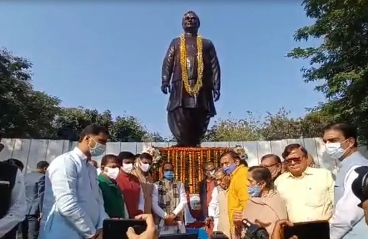 Atal Bihari Vajpayee 97th birth anniversary: एमपी नगर थाने के पूर्व पीएम अटल बिहारी वाजपेई के प्रतिमा पर किया गया माल्यार्पण