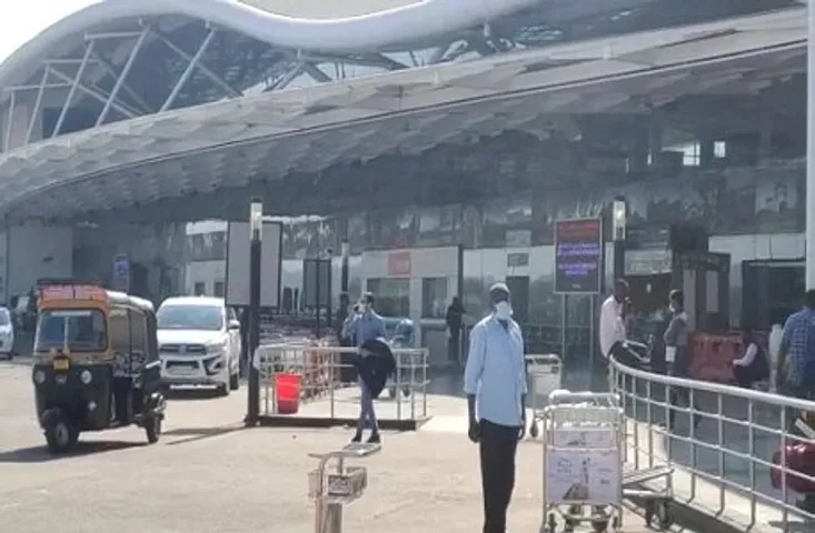 Bhopal: राजाभोज एयरपोर्ट के रनवे पर लगी आग, दिल्ली से आई फ्लाइट नहीं हो पायी लैंड, दमकल की दो गाड़ियों ने पाया काबू