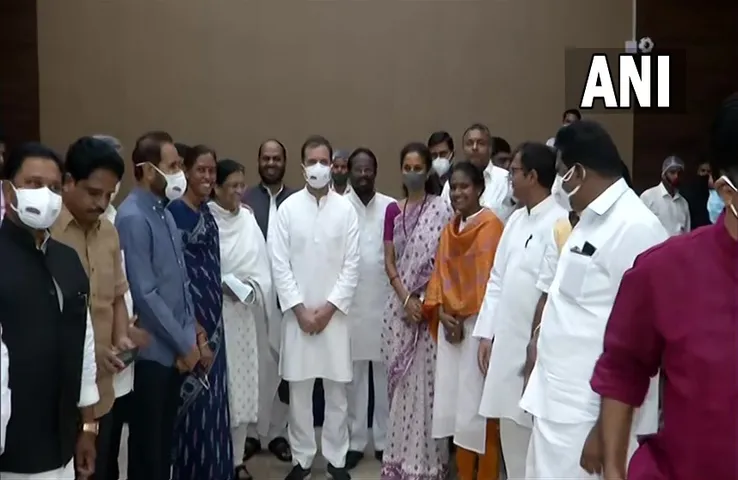 Political News: चाय-नाश्ते पर बैठक, राहुल के बुलावे पर जुटे 17 विपक्षी दलों के नेता