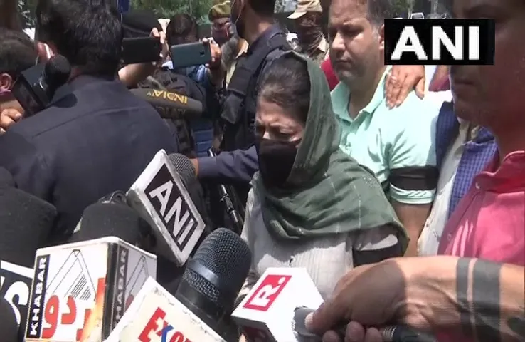 Politics: महबूबा का जंतर मंतर पर धरना, बोलीं- कश्मीर दर्द में है