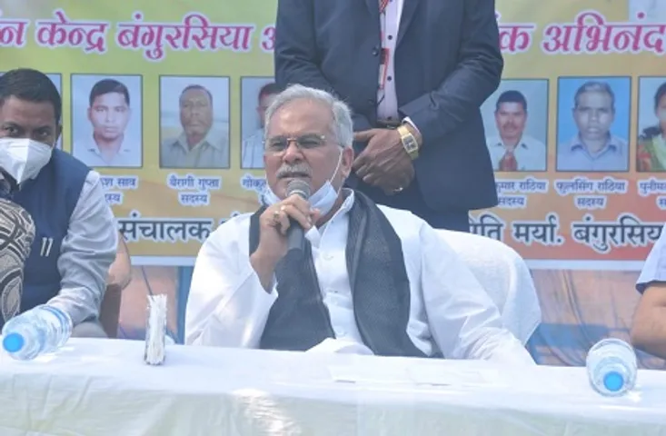 CM भूपेश बघेल ने बंगुरसिया धान खरीदी केन्द्र के किसानों से की चर्चा