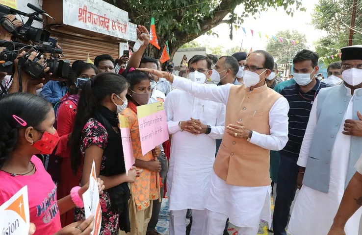 सीएम बोले, वैक्सीन लग गई तो बाजार भी खुले रहेंगे और मेहनत-मजदूरी भी चलती रहेगी