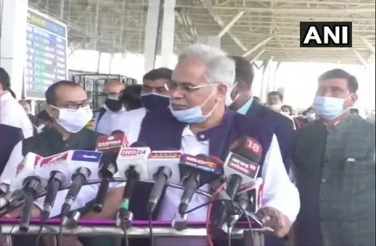 केंद्र सरकार ने गोबर से बना पेंट किया लॉन्च, CM भूपेश ने साधा निशाना, कहा- 'गोबर को राजकीय चिन्ह बनाने वालों के चेहरे पर पड़ा गोबर