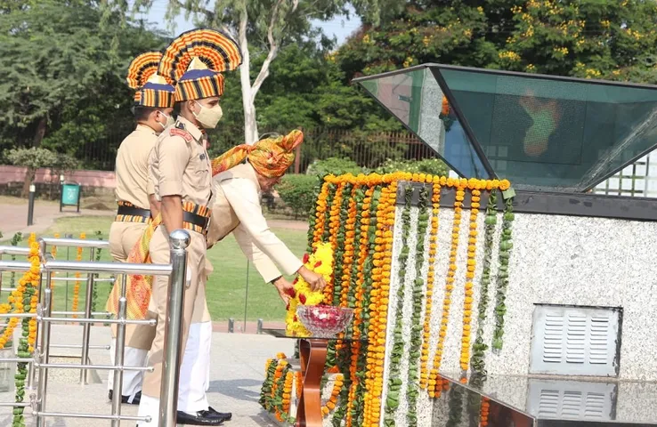 Bhopal Independence Day 2021: सीएम हाउस में CM ने किया ध्वजारोहण, 31 जिलों में मंत्री लेंगे परेड की सलामी