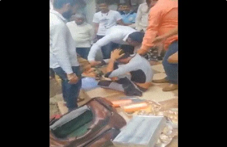 Indore Viral Video: 'नाम पूछकर' चूड़ी वाले को पीटा, छह के खिलाफ सांप्रदायिक सौहार्द्र बिगाड़ने का मामला दर्ज