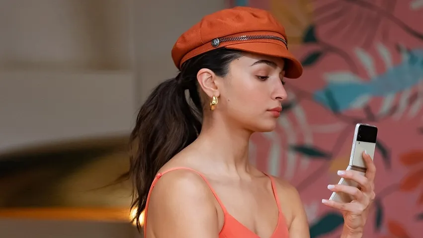 Samsung Galaxy Z Series foldable smartphones: सैमसंग जेड शृंखला की ब्रांड एंबेसडर बनी आलिया, स्मार्टफोन की कीमत जानकर रह जाएंगे हैरान...