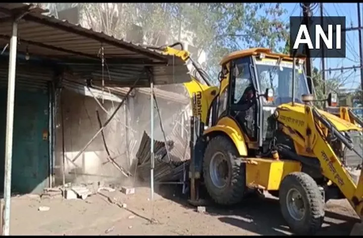 इंदौर: शराब माफियाओं पर बड़ी कार्रवाई, नगर निगम ने अवैध शराब बेचने वाले होटलों और ढाबों को किया ध्वस्त