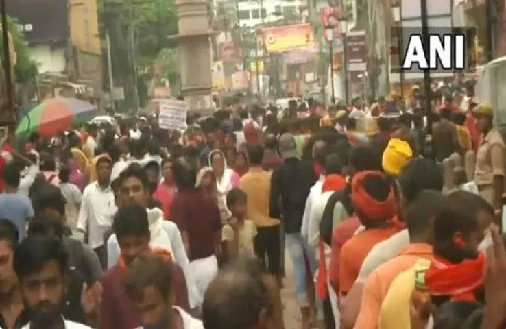 Sawan 2021: सावन के तीसरे सोमवार को मंदिरों में उमड़ी भीड़, रात भर से लाइन में लगे लोग