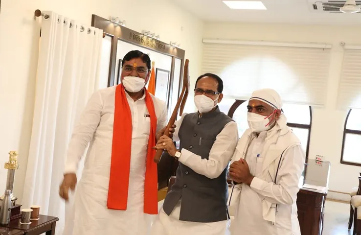 मुख्यमंत्री शिवराज से मिले कृषि मंत्री कमल पटेल, किसानों की ओर से सीएम को किया हल भेंट