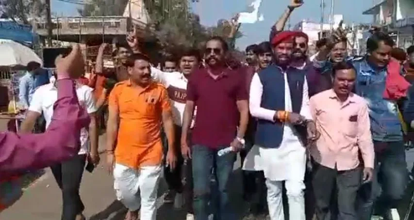 Karni Sena : माफी से नहीं चलेगा काम, इस्तीफे पर अड़ी करणी सेना