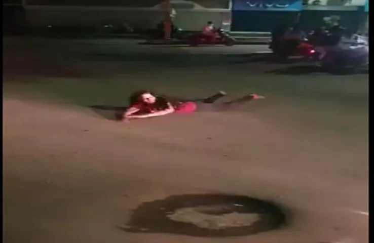 Pune Viral Video: नशे में धुत महिला सड़क के बीचों-बीच बैठी, वीडियो हुआ वायरल..