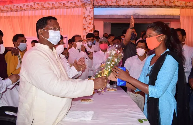 मैनपाट की बास्केटबॉल खिलाड़ी रीबीना लकड़ा को 25 हजार की आर्थिक सहायता