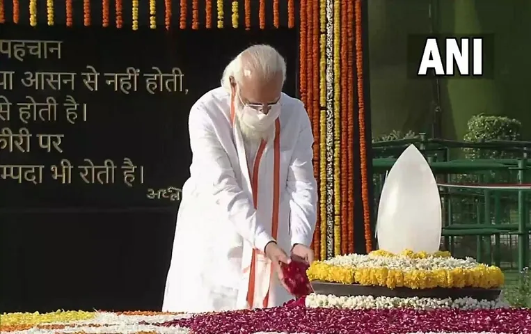 Atal Jayanti : प्रधानमंत्री मोदी ने अटल जी को श्रद्धांजलि अर्पित करते हुए कहा कि , उनकी देश सेवा हम सभी के लिए प्रेरणा है
